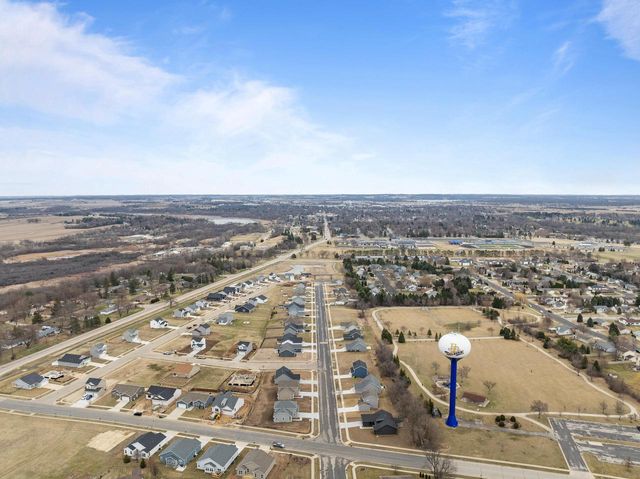 1302 Evergreen DRIVE, Delavan, WI 53115