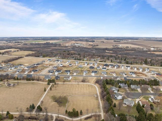 1302 Evergreen DRIVE, Delavan, WI 53115