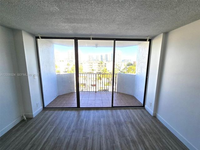 3703 NE 166th St 609, North Miami Beach, FL 33160