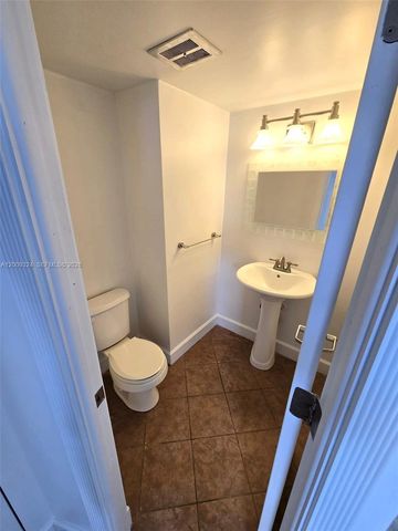 3703 NE 166th St 609, North Miami Beach, FL 33160