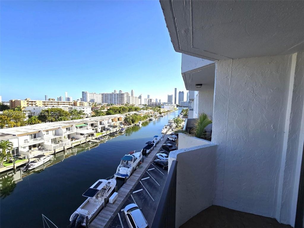 3703 NE 166th St 609, North Miami Beach, FL 33160