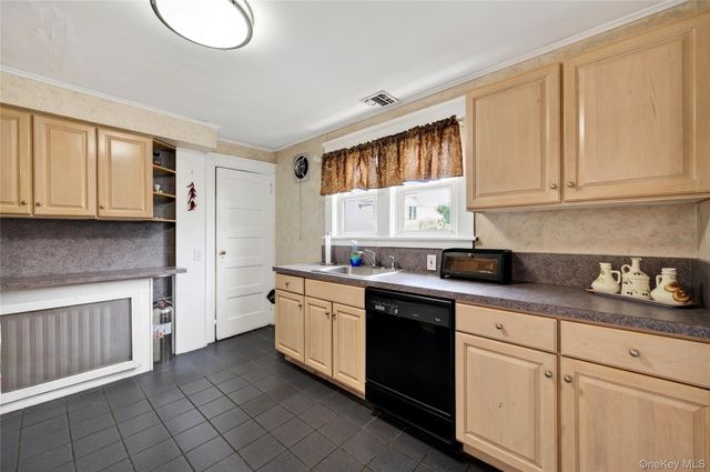8 Juliet Street, Bay Shore, NY 11706