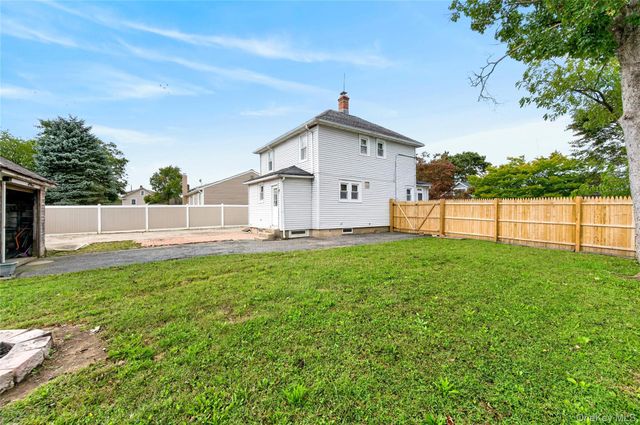 8 Juliet Street, Bay Shore, NY 11706