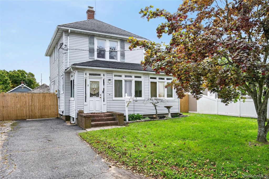 8 Juliet Street, Bay Shore, NY 11706