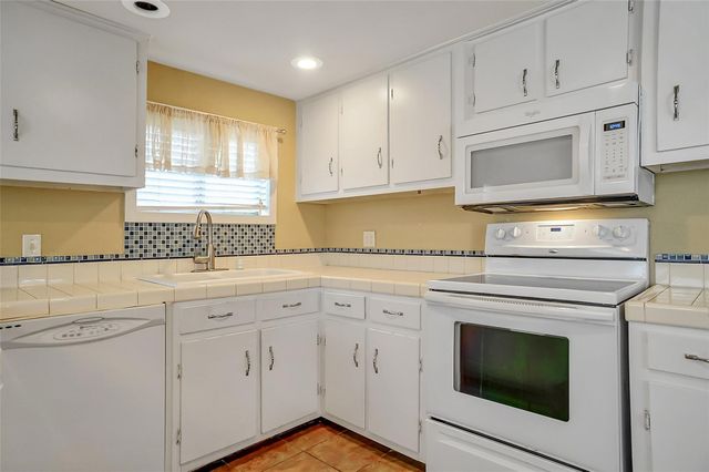 1208 W Hull Street, Denison, TX 75020