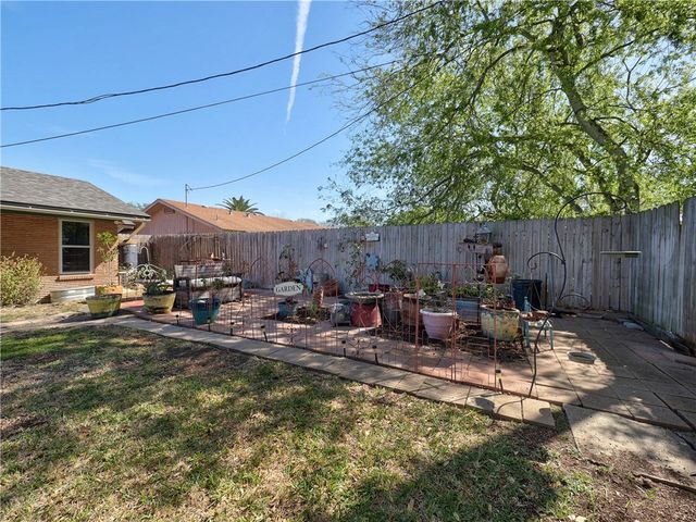 106 Westover Dr, Portland, TX 78374