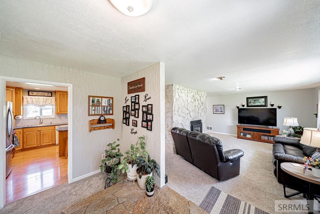Image 6 of property listing at 1239 N 1100 E, Shelley, ID 83274