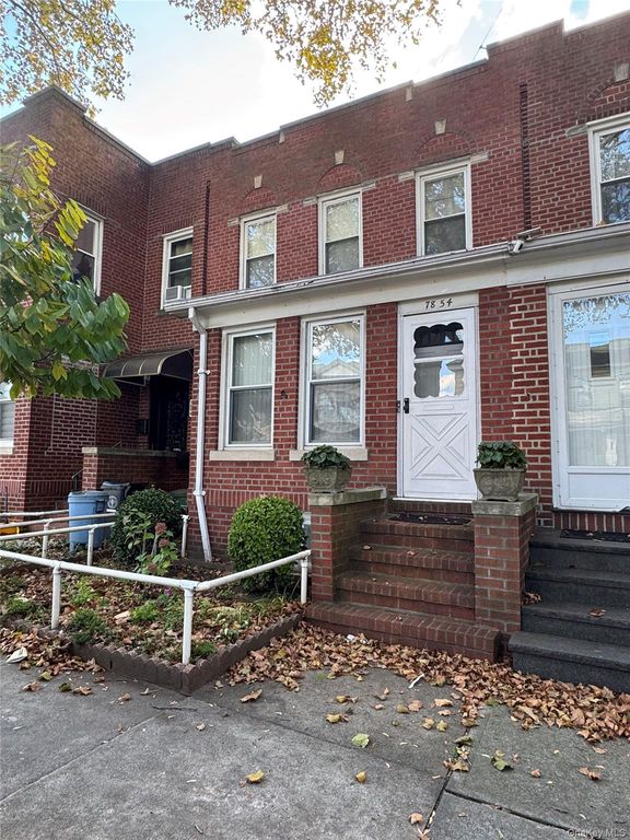 7854 75th Street, Glendale, NY 11385