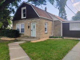 5117 W Fairmount AVENUE, Milwaukee, WI 53218