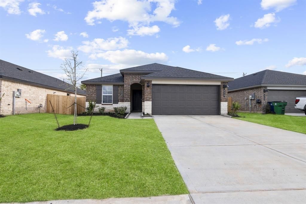 521 Robin Street, Angleton, TX 77515