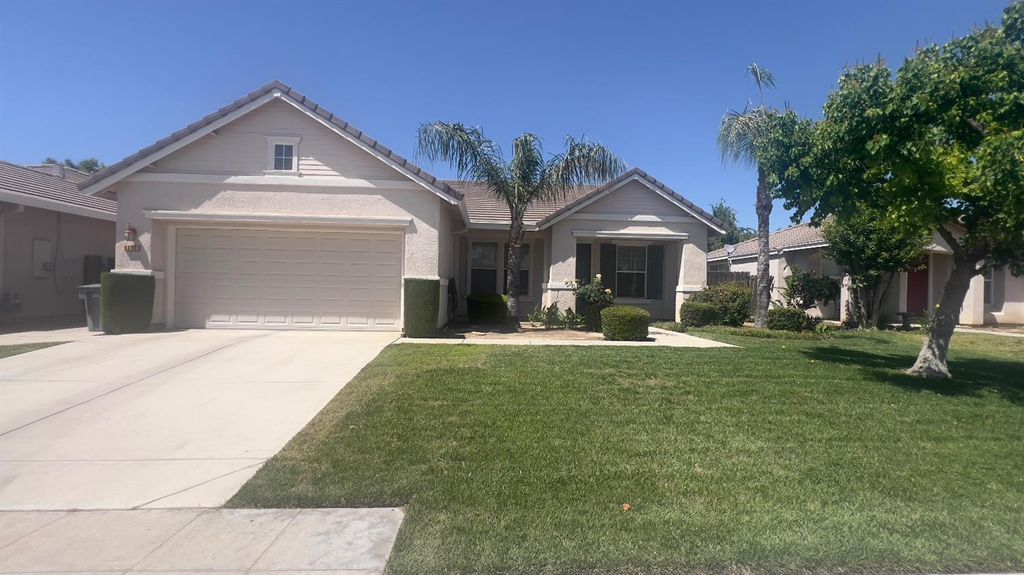 5221 E Byrd Avenue, Fresno, CA 93725