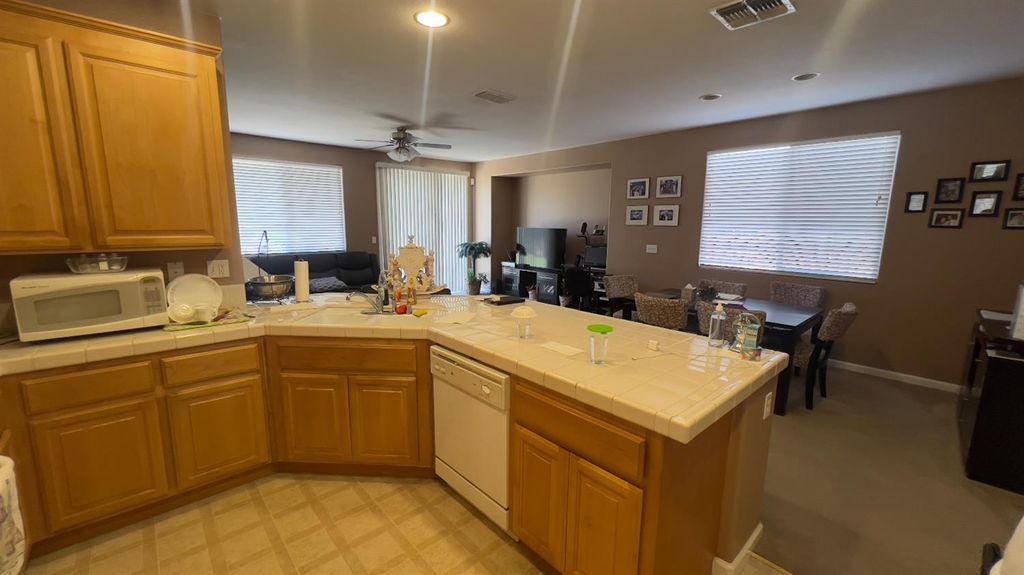 Image 6 of property listing at 5221 E Byrd Avenue, Fresno, CA 93725