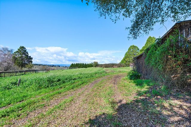 8400 Blackney Rd, Sebastopol, CA 95472