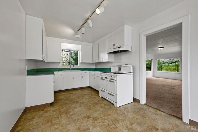 8400 Blackney Rd, Sebastopol, CA 95472