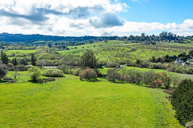 8400 Blackney Rd, Sebastopol, CA 95472