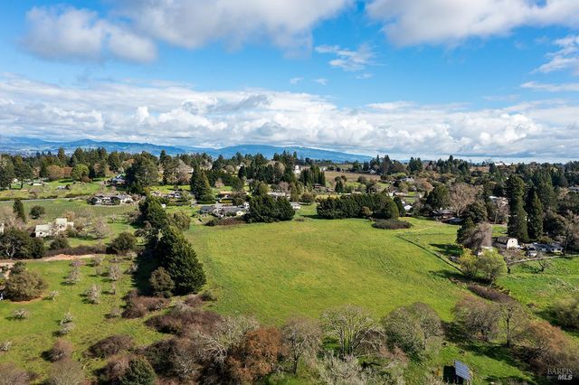 8400 Blackney Rd, Sebastopol, CA 95472