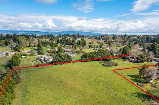 8400 Blackney Rd, Sebastopol, CA 95472