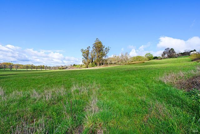 8400 Blackney Rd, Sebastopol, CA 95472