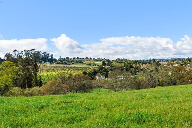 8400 Blackney Rd, Sebastopol, CA 95472