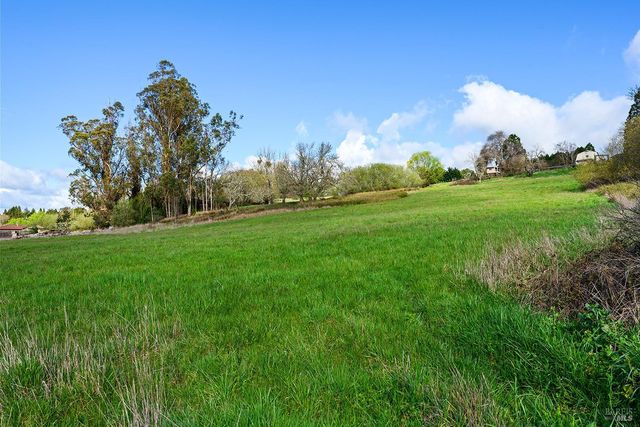 8400 Blackney Rd, Sebastopol, CA 95472