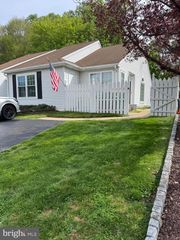 290 WOODS EDGE PL, Langhorne, PA 19047