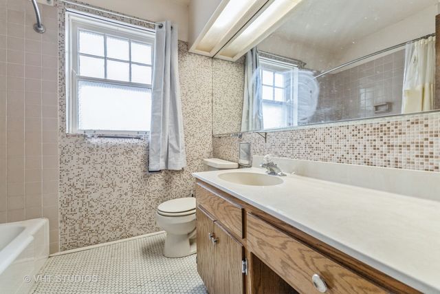 9547 S Longwood Drive, Chicago, IL 60643