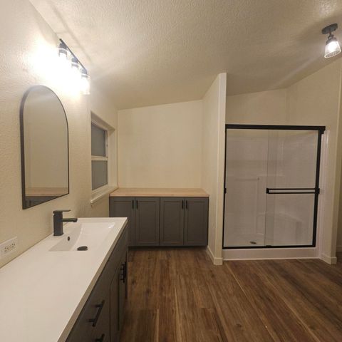 5250 Redwood Avenue, Grants Pass, OR 97527