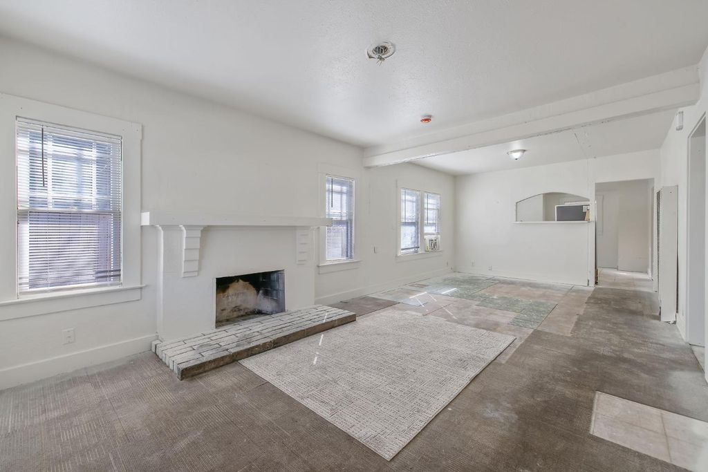 Image 6 of property listing at 1247 N Ferger Avenue, Fresno, CA 93728