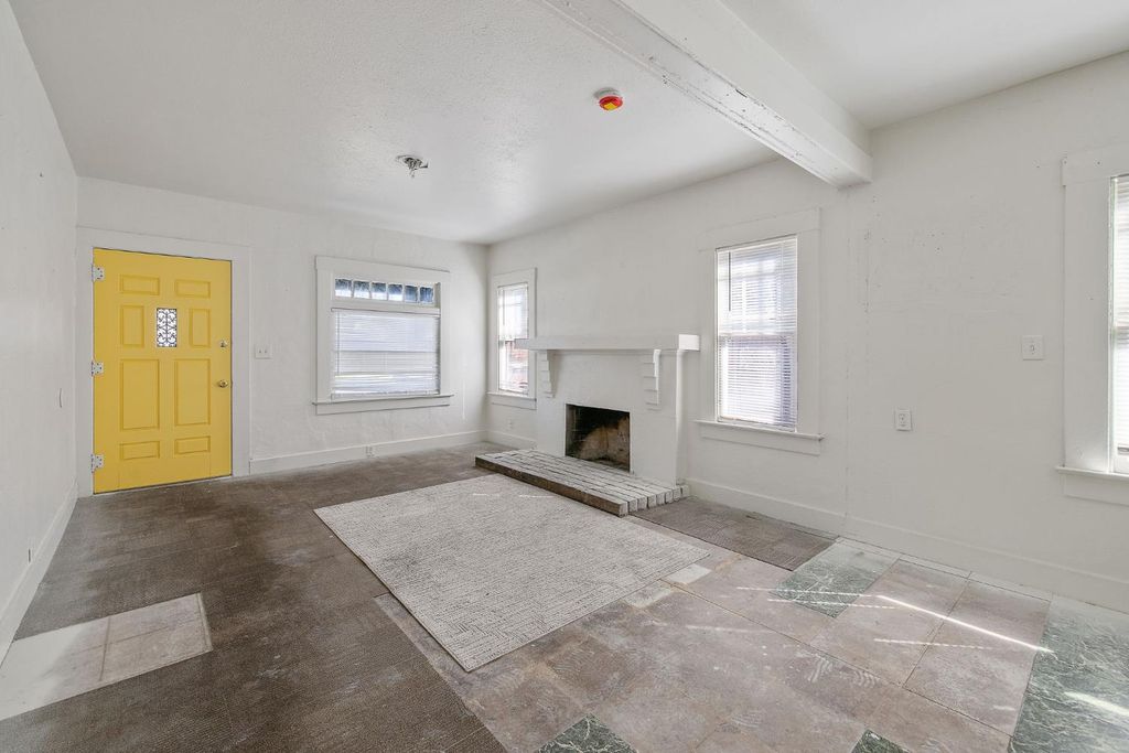 Image 7 of property listing at 1247 N Ferger Avenue, Fresno, CA 93728