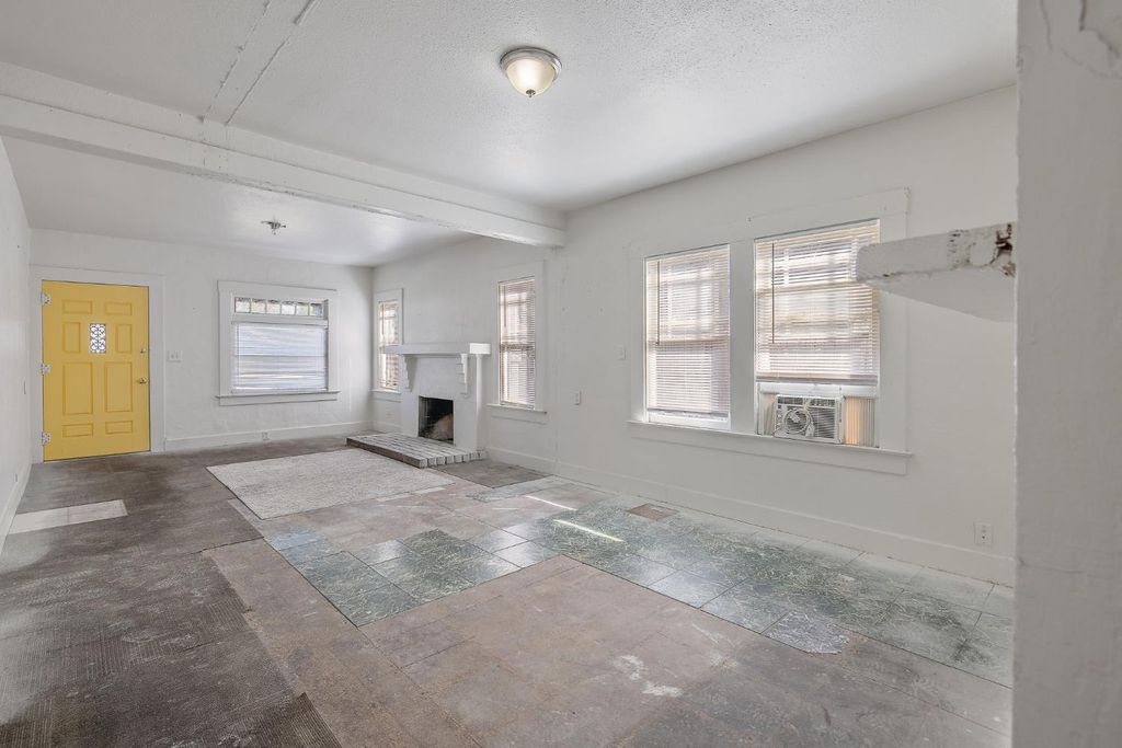 Image 8 of property listing at 1247 N Ferger Avenue, Fresno, CA 93728