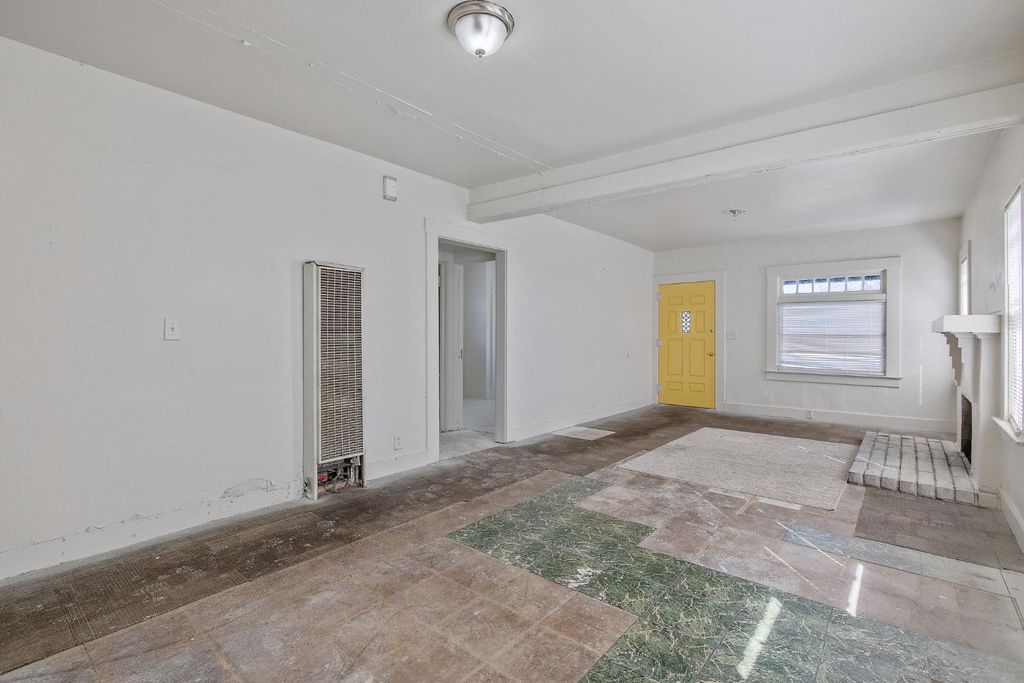 Image 9 of property listing at 1247 N Ferger Avenue, Fresno, CA 93728