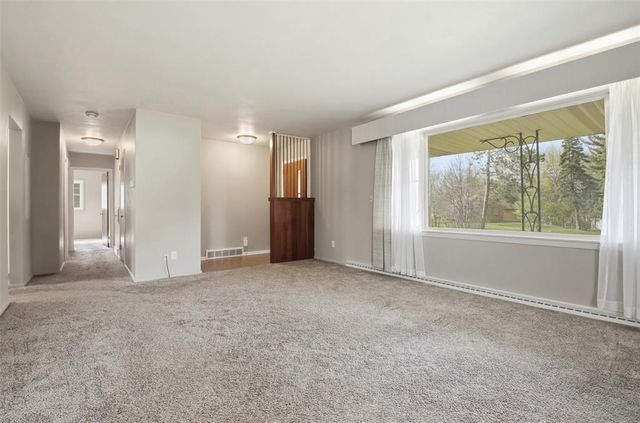 827 Park Ridge Drive, Eau Claire, WI 54703