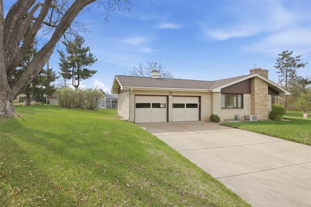 827 Park Ridge Drive, Eau Claire, WI 54703