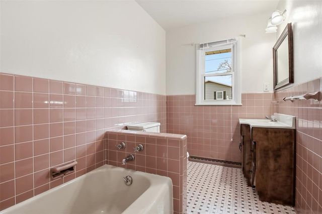827 Park Ridge Drive, Eau Claire, WI 54703
