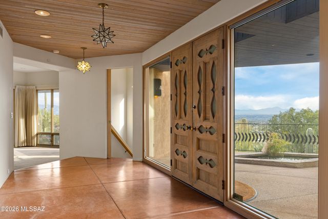 7001 N Ina Place, Tucson, AZ 85718