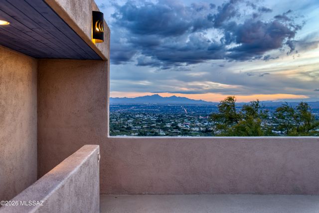 7001 N Ina Place, Tucson, AZ 85718