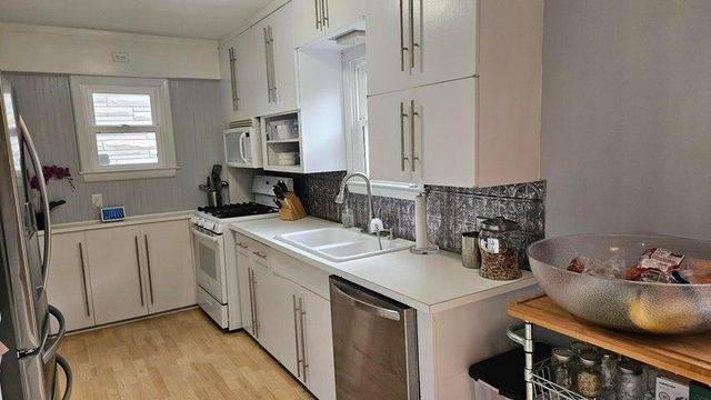 2353 S 77th STREET, West Allis, WI 53219