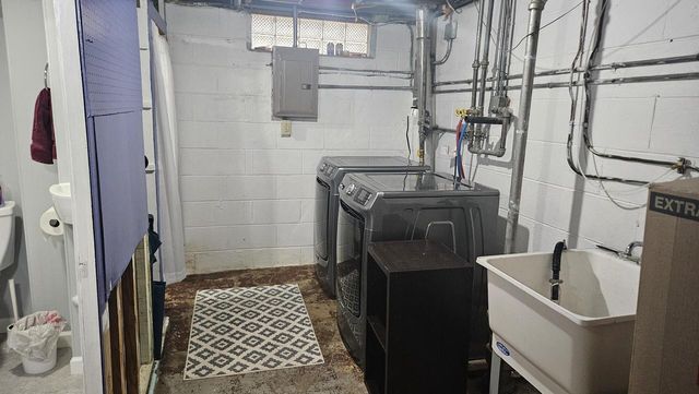 2353 S 77th STREET, West Allis, WI 53219