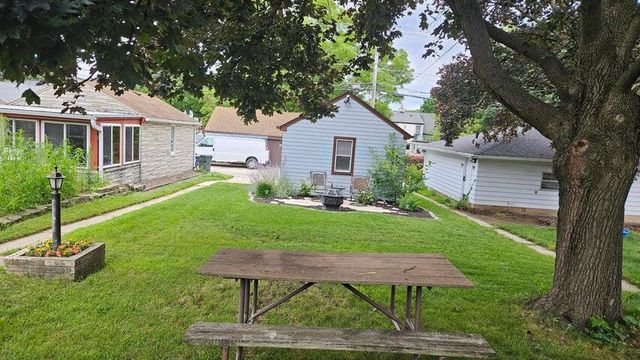 2353 S 77th STREET, West Allis, WI 53219