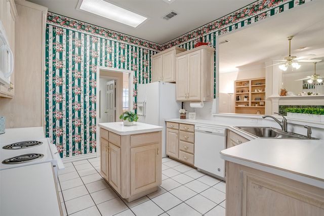 133 Sunny Meadows Drive, Burleson, TX 76028