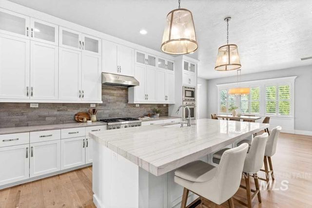 1102 N Lionbridge Ave, Eagle, ID 83616