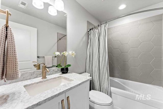 1102 N Lionbridge Ave, Eagle, ID 83616