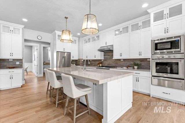 1102 N Lionbridge Ave, Eagle, ID 83616