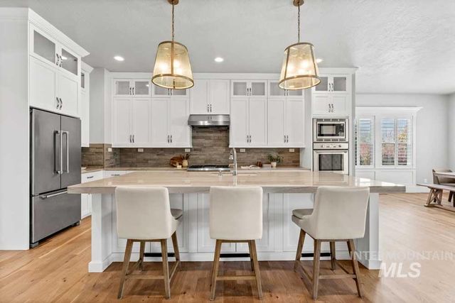 1102 N Lionbridge Ave, Eagle, ID 83616