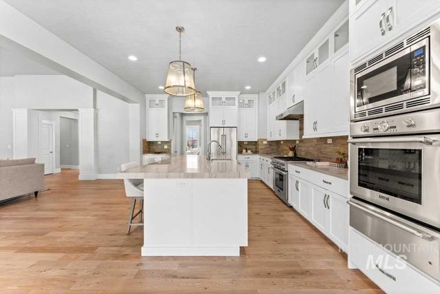 1102 N Lionbridge Ave, Eagle, ID 83616