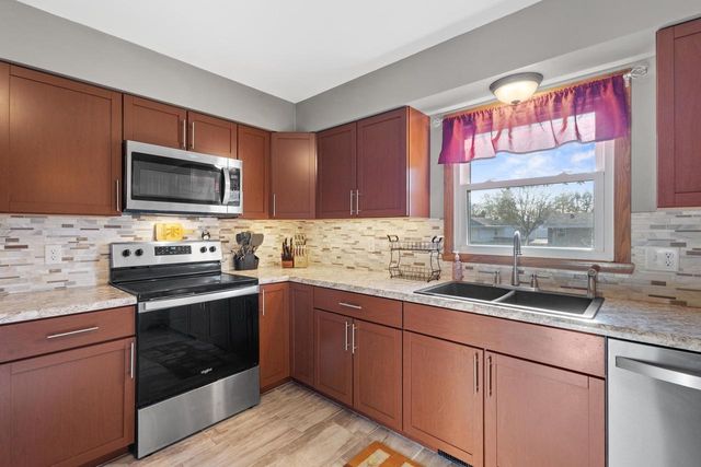 1105 DEVONSHIRE DRIVE, Oshkosh, WI 54902
