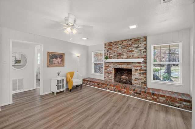 2125 Valleydale Drive, Arlington, TX 76013