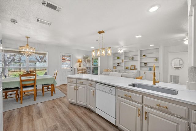 2125 Valleydale Drive, Arlington, TX 76013