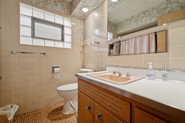 13227 S Escanaba Avenue, Chicago, IL 60633