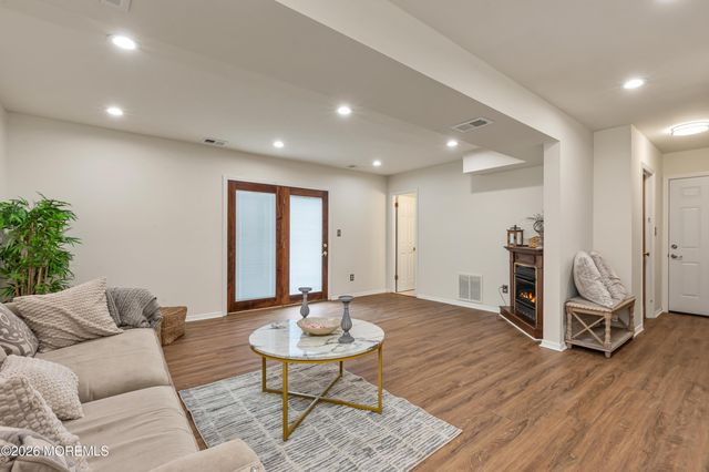 24 Fairview Drive, Middletown, NJ 07748